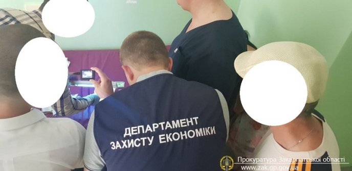 Піймали "на гарячому" гінеколога, який вимагав від вагітної жінки хабара – 01