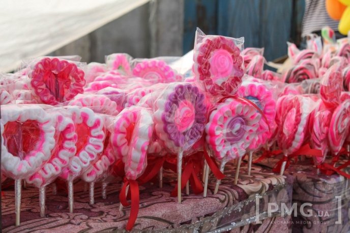 Набережну перед Мукачівським монастирем заполонили торговці – 04