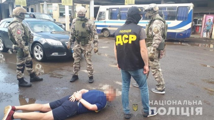 Жінка найняла двох чоловіків, аби вони розквиталися із закарпатцем – 01