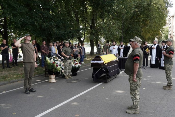 Поховали 51-річного захисника, який загинув у бою за Україну – 04