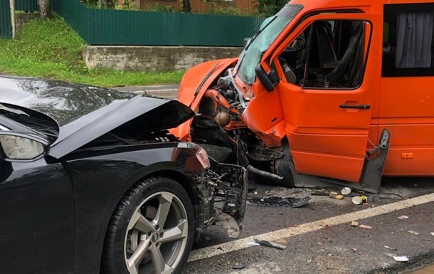 Зіткнулись мікроавтобус і легковик: постраждало багато людей – 04