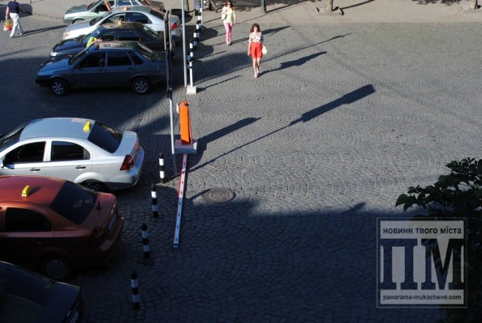 Цієї ночі у Мукачеві невідомі відламали шлагбаум, що знаходиться при в’їзді в центральну частину міста (ФОТО) – 08