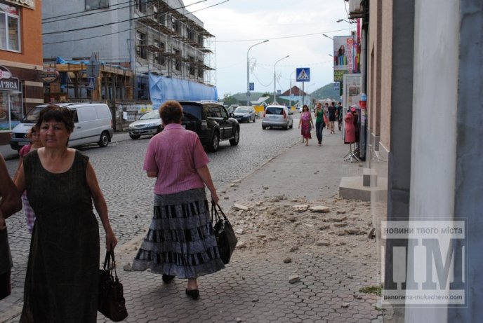 У Мукачеві посеред білого дня штукатурка обвалилась "на жваву" пішохідну частину (ФОТОФАКТ) – 01