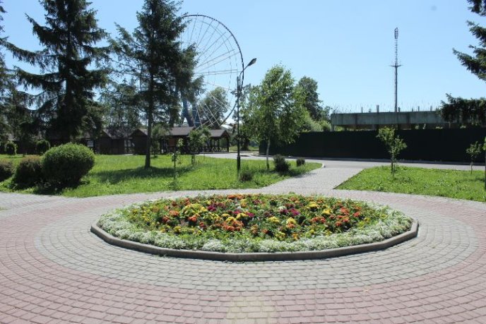 У парку "Перемога" комунальники облаштовують квітники – 02