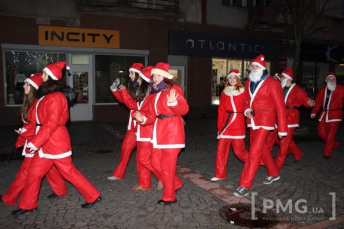 У Мукачеві засяяли вогні головної новорічної ялинки міста – 03