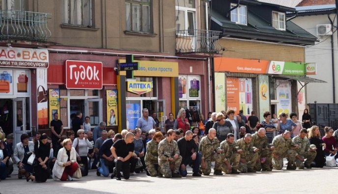 На Закарпатті, стоячи на колінах, проводжали в останню путь Героя – 03