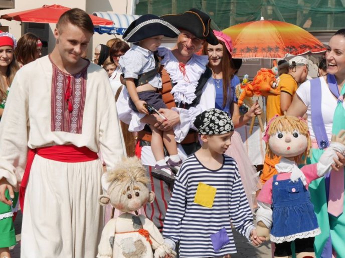 "Подорожуючі ляльки" завітали до Ужгорода – 01