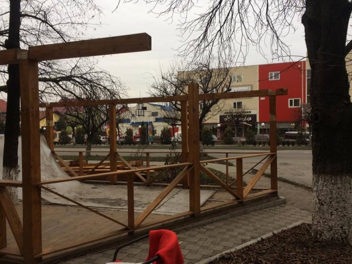 На вулиці Собранецькій ужгородські "муніципали" демонтували терасу – 04