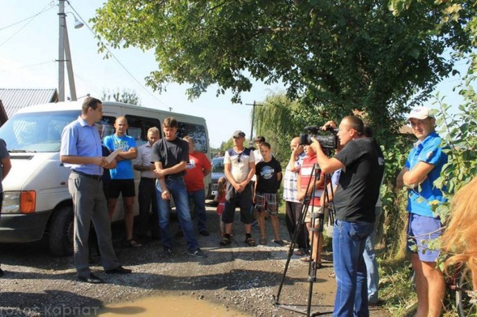 На Виноградівщині селяни перекрили дорогу – 02