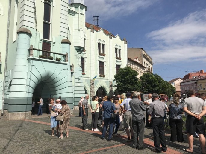 Чому мукачівці під стінами міськради протестували – 05