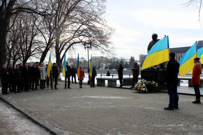 На головній площі Закарпаття молодь розгорнула 100-метровий прапор України – 09