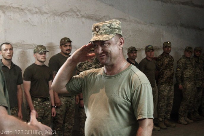 Командир 128 бригади вручив воїнам нагороди, відзнаки й чергові звання – 02