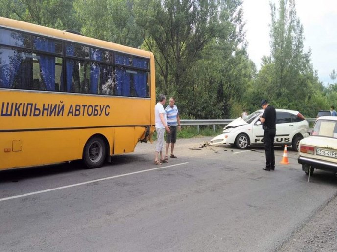 Шкільний автобус потрапив у аварію – 01