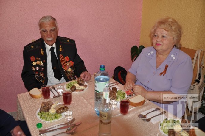 Мер Мукачева випив з ветеранами "фронтові" 100 грам (ФОТО) – 09