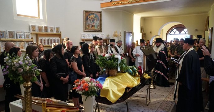 У Мукачеві попрощалися з полеглим воїном, який добровільно став на захист України – 04