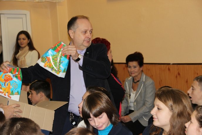 Вихованці Великоберезнянської школи-інтернат отримали подарунки від святого Миколая – 02