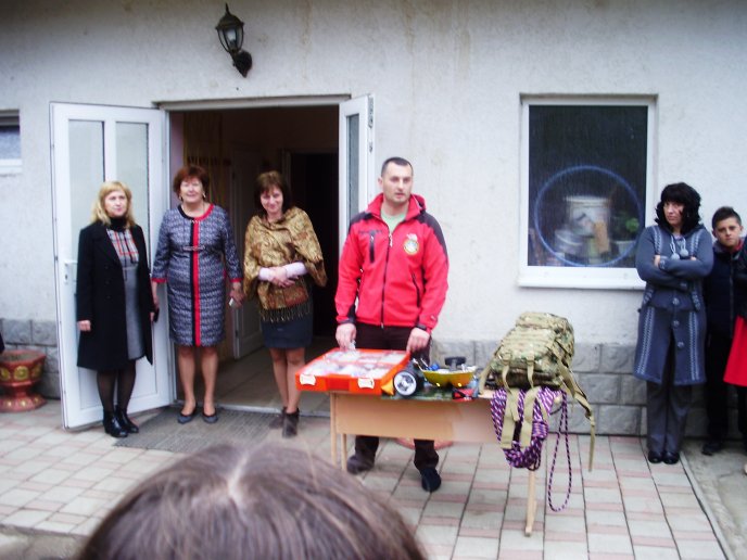 Рятувальники Великоберезнянщини вчили жителів села Забрідь правилам безпеки життєдіяльності – 01