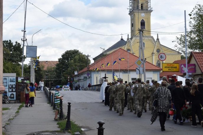 На Закарпатті, стоячи на колінах, проводжали в останню путь Героя – 09