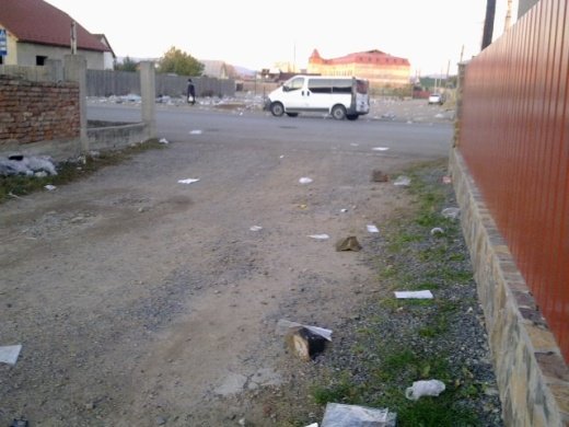 Через циганський базар у Мукачеві прилеглий мікрорайон тоне у смітті (ФОТО) – 05
