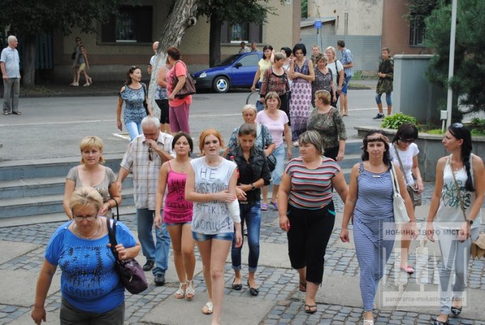 Сьогодні Мукачево мітингувало: сотні жінок перекрили дорогу та вимагали не забирати чоловіків у армію (ФОТО) – 50