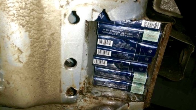 На КПП "Тиса" затримали іномарку "Mercedes", у якій виявили 700 пачок цигарок – 02 На КПП "Тиса" затримали іномарку "Mercedes", у якій виявили 700 пачок цигарок – 02