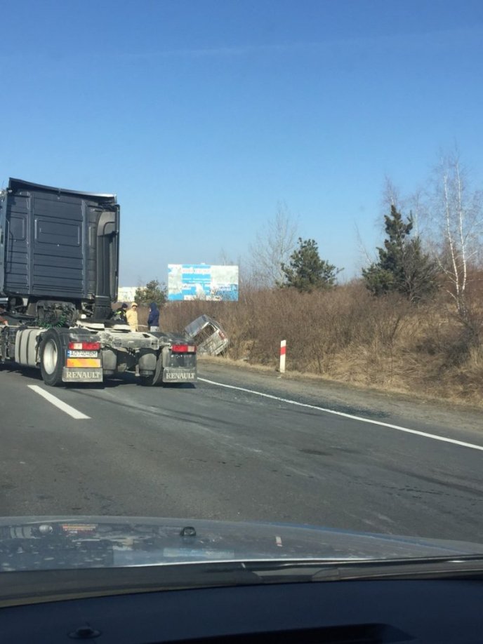 Під Ужгородом ДТП: позашляховик опинився у кюветі – 03