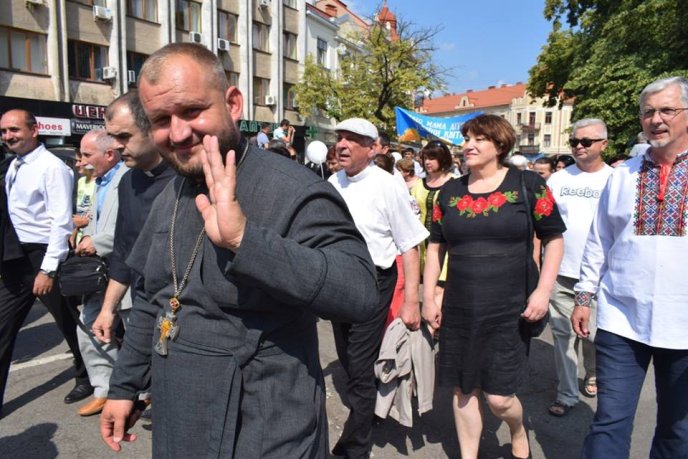 В Ужгороді проходить хода на захист сімейних цінностей – 01