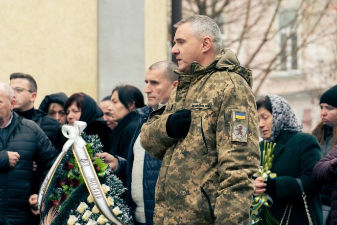 Був відважним воїном: в області провели в останню путь полеглого Героя – 03