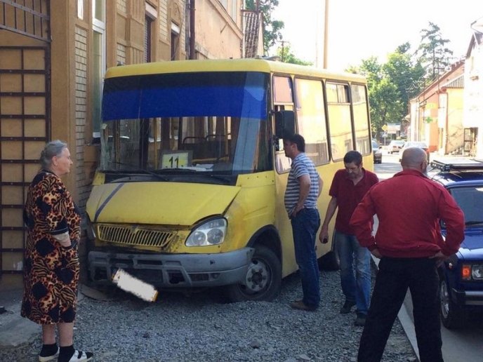 В Ужгороді маршрутка в’їхала в будинок – 03