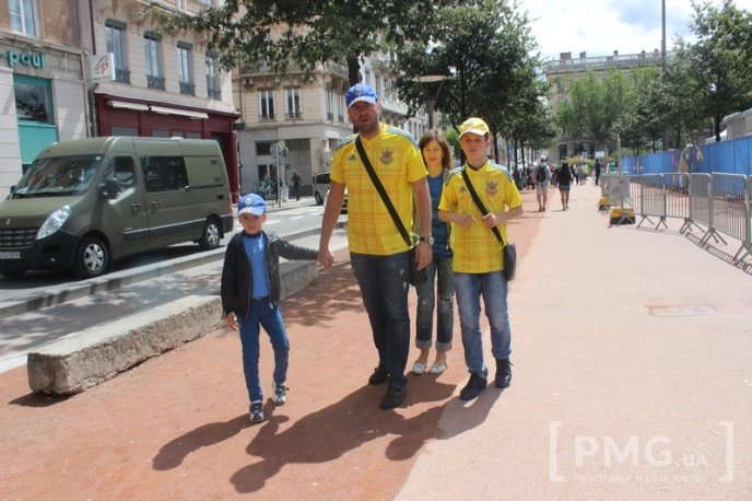 Вулиці Ліона вщерть переповнені українськими уболівальниками – 04