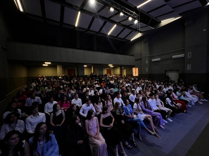 У Мукачеві нагородили випускників одинадцятих класів – 04