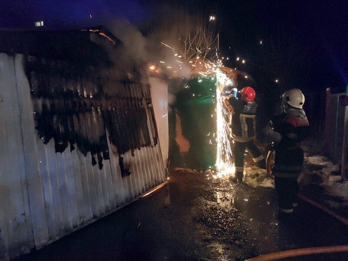 Ввечері згорів гараж, в якому були два автомобілі – 02
