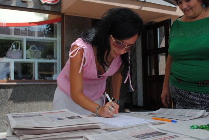На другу річницю ув’язнення Тимошенко мукачівські опозиціонери збирали підписи до Європейського суду (ФОТО) – 06
