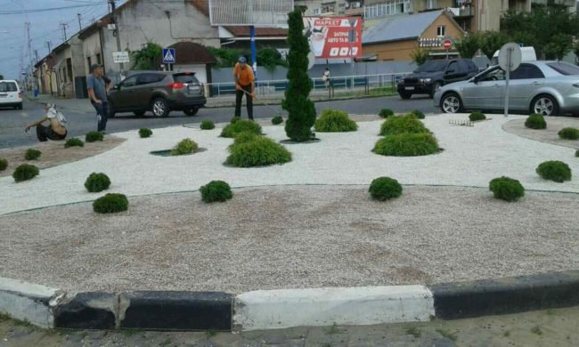 У Мукачеві облагородили кільцеву розв’язку – 07