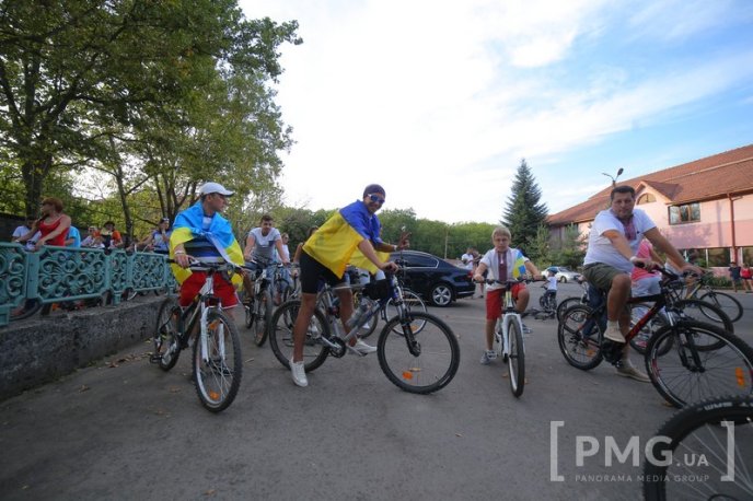 Велозаїзд у День Незалежності України та "кольоровий" флешмоб у Мукачеві: як це було – 09