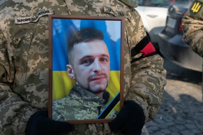 Залишилися батьки, дружина, донька: на Закарпатті поховали військового – 01