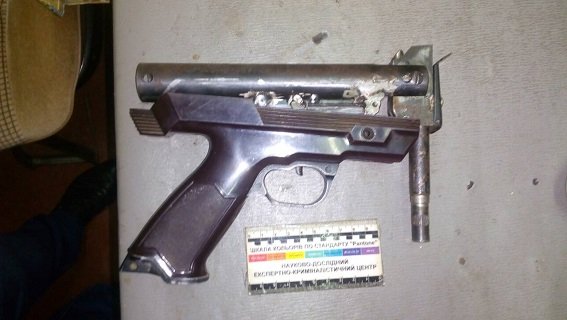 У небезпечного закарпатця знайшли пістолет, газовий балончик, балаклави, набої та наркотики – 01