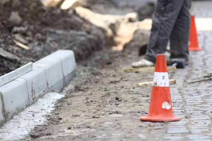 На вулиці Парканія у Мукачеві ремонтують тротуар – 05