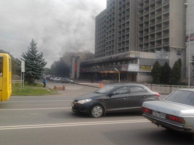 Готель "Закарпаття" в Ужгороді оповитий димом (ФОТО) – 01