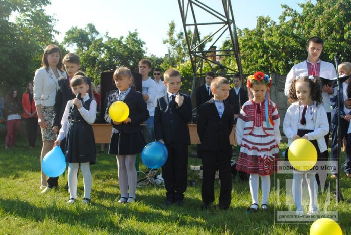 Останній дзвінок відлунав для випускників Мукачівської ЗОШ №6 (ФОТО) – 14