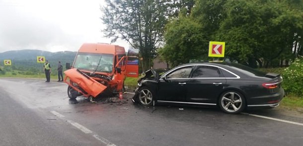 Зіткнулись мікроавтобус і легковик: постраждало багато людей – 05