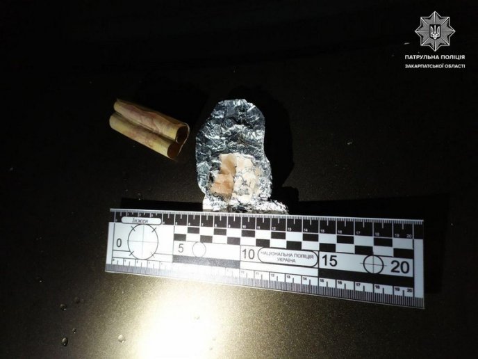 Пістолет і наркотики: вночі у Мукачеві зупинили підозрілого чоловіка – 03