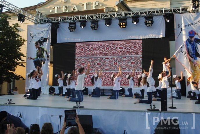 У Мукачеві шоу-балет "Сучасник" відзначив свій 30-річний ювілей святковим концертом – 15