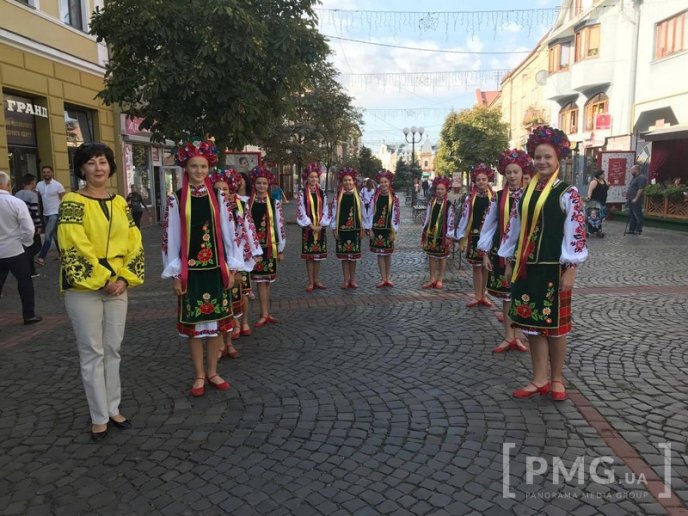 У Мукачеві стартував парад вишиванок – 04