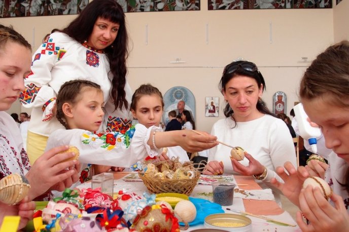 В Ужгороді провели майстер-клас для дітей «Чарівний світ писанки» – 02 В Ужгороді провели майстер-клас для дітей «Чарівний світ писанки» – 02