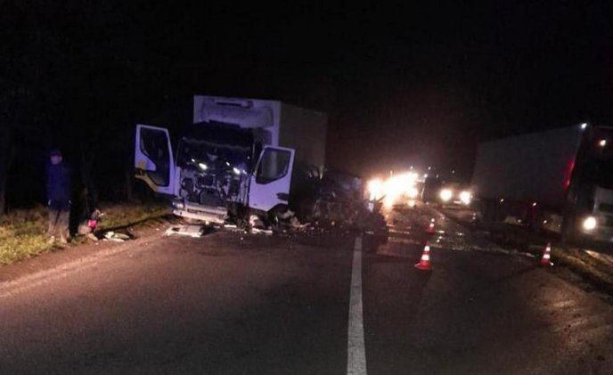 Уламки розкидані по дорозі: закарпатець потрапив у жахливу аварію – 01