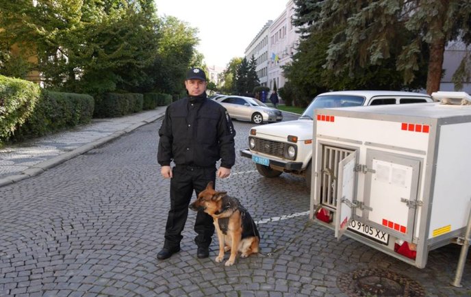 Біля Закарпатської ОДА з’явилась військова техніка – 14