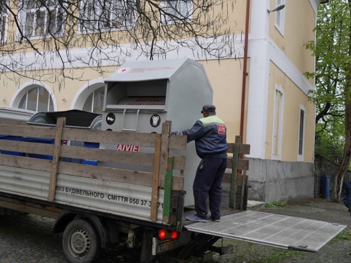 В обласному центрі встановили перший контейнер для вживаних речей для малозабезпечених – 01 В обласному центрі встановили перший контейнер для вживаних речей для малозабезпечених – 01