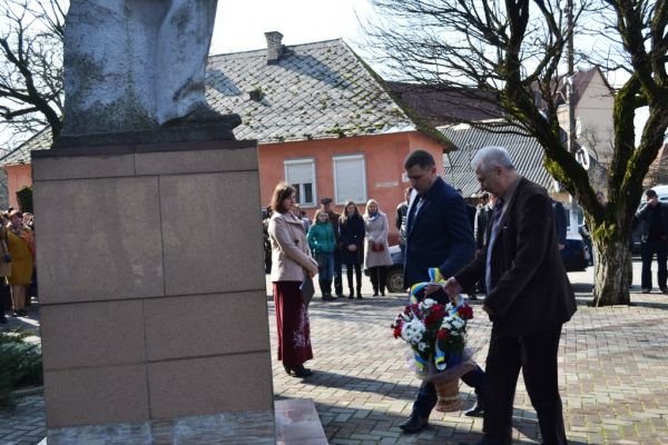 Тячівці поклали квіти до пам’ятника Тарасу Шевченку – 03