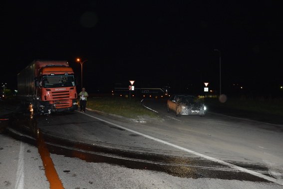 У Мукачеві легковик зіткнувся з вантажівкою – 01